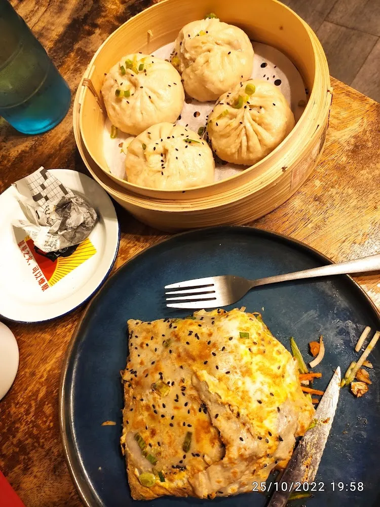 Galette Bœuf Ou Poulet Avec Des Légumes Avec Des Baos